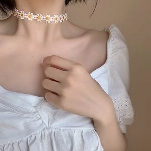 Daisies bracelet and choker set